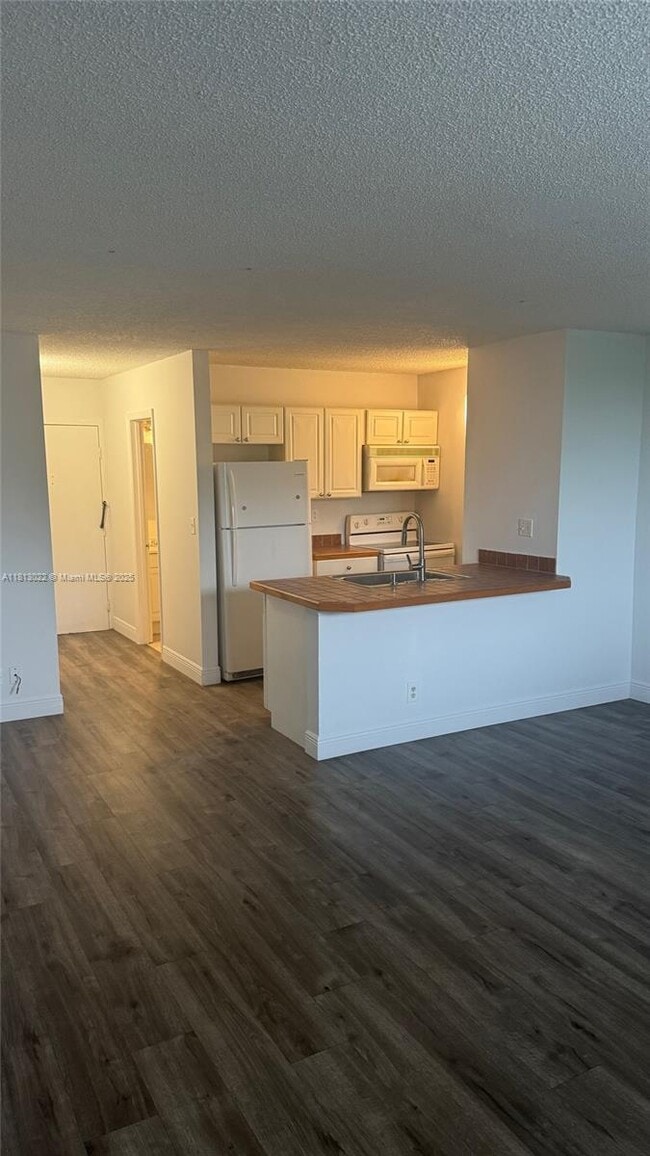 Building Photo - 2701 Riverside Dr