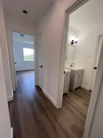 Building Photo - 450 Shady Bluff Dr