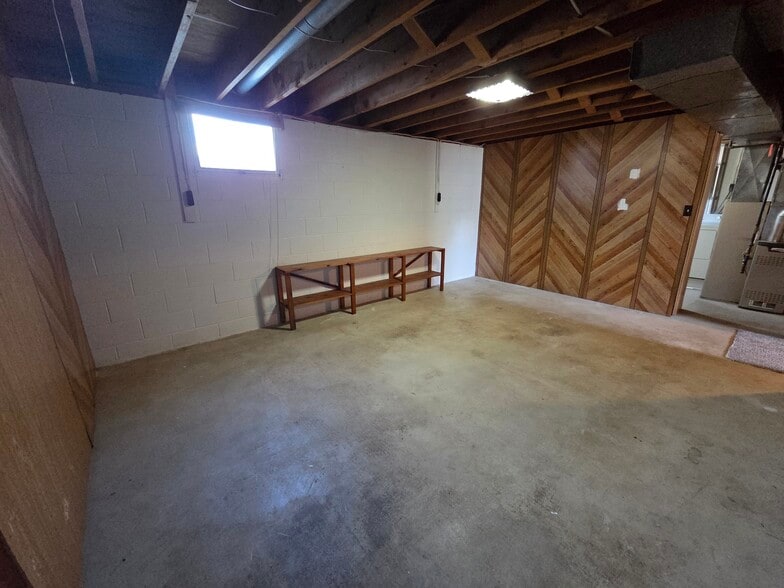 Building Photo - 145 8th Ave E
