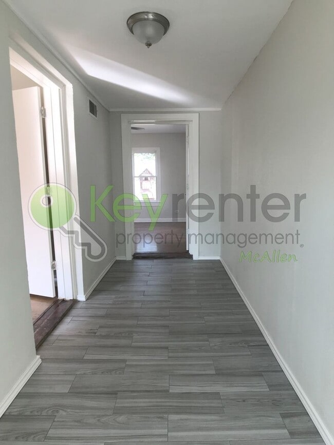Building Photo - 2Bed/1Bath w/office in Central Mcallen ( Laurel and 10th )
