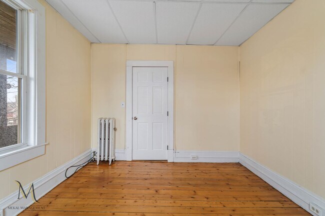 Building Photo - 464 Pleasant St