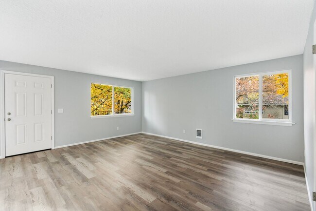 Building Photo - Charming, newly renovated West Linn apartment