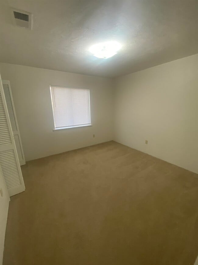 Building Photo - 2220 Claremont Ln