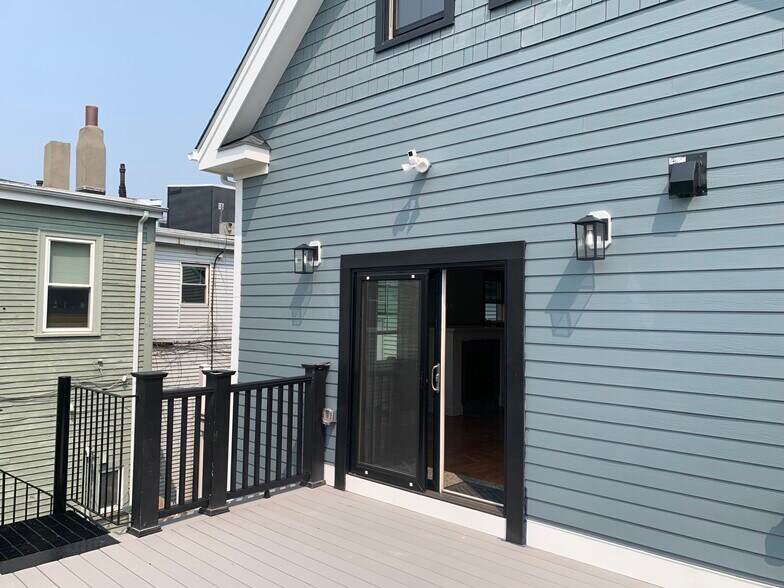 Building Photo - 263 Elm St