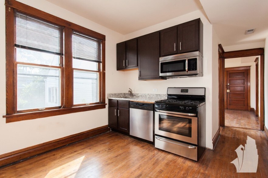 Building Photo - 2144 W Shakespeare Ave