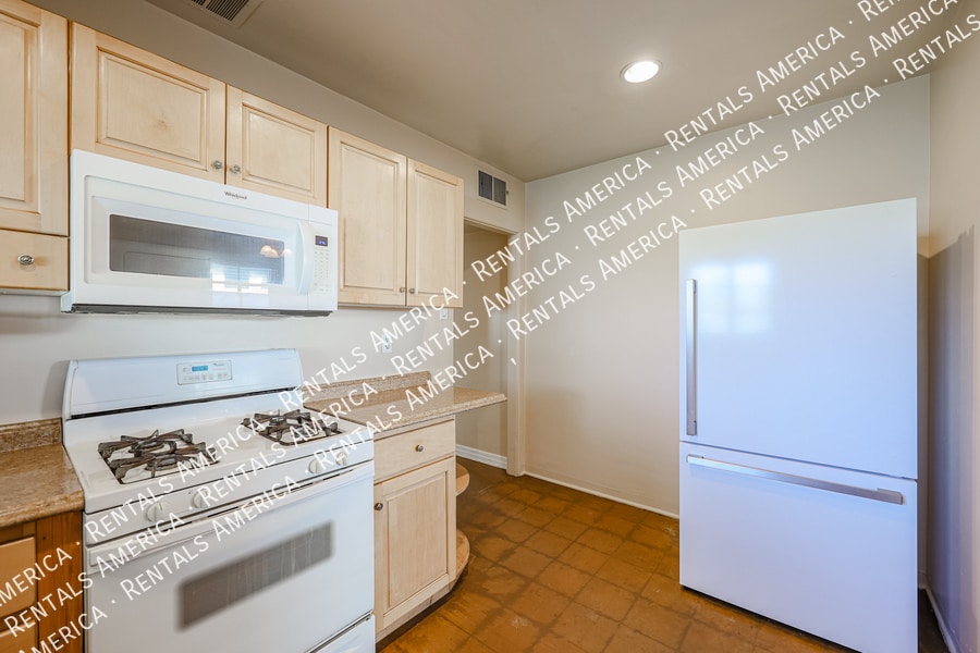 Building Photo - 2911 E Flower St