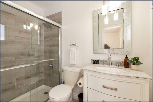 Building Photo - 3350 NE 14th Ct