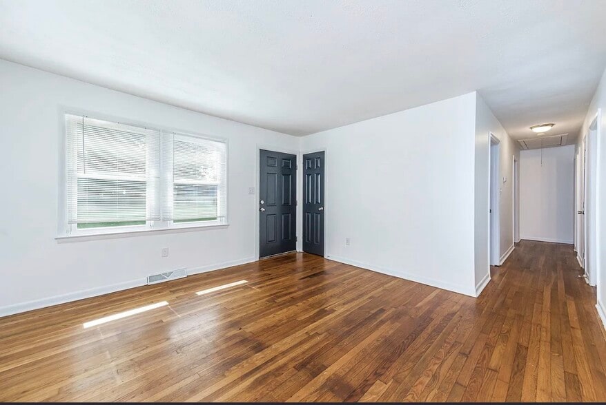 Building Photo - 1208 Louis Ln