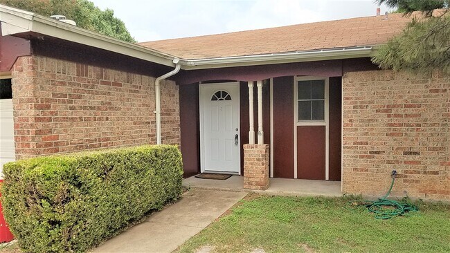 Building Photo - Classic 3 bedroom in Haltom City