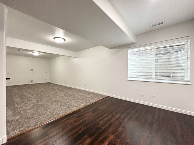 Building Photo - Beautiful Draper Townhome at Bella Monte!