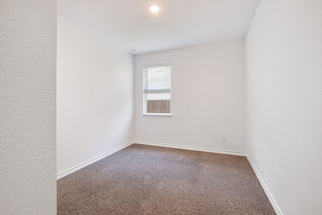 Building Photo - Homey 4 Bedroom, 2 Bath, 1-Story Home in H...