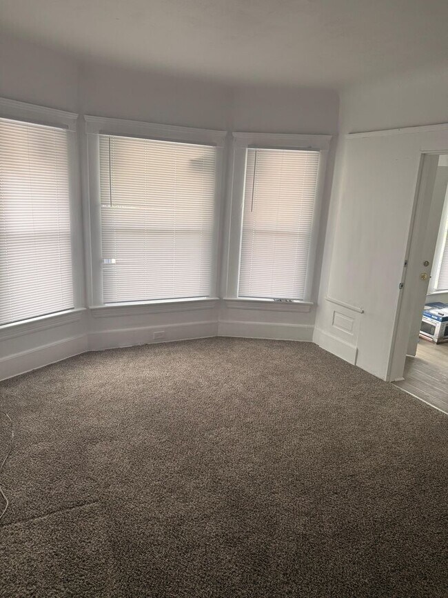 Building Photo - 10817 Hull Ave