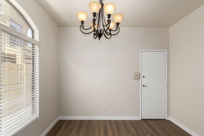 Building Photo - 2250 E Deer Valley Dr