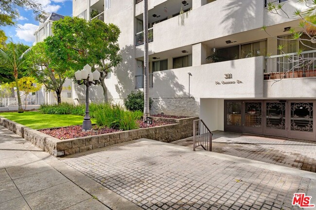 Building Photo - 321 N Oakhurst Dr