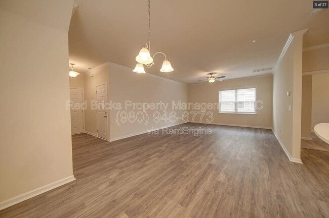 Building Photo - 7015 Thornrose Dr