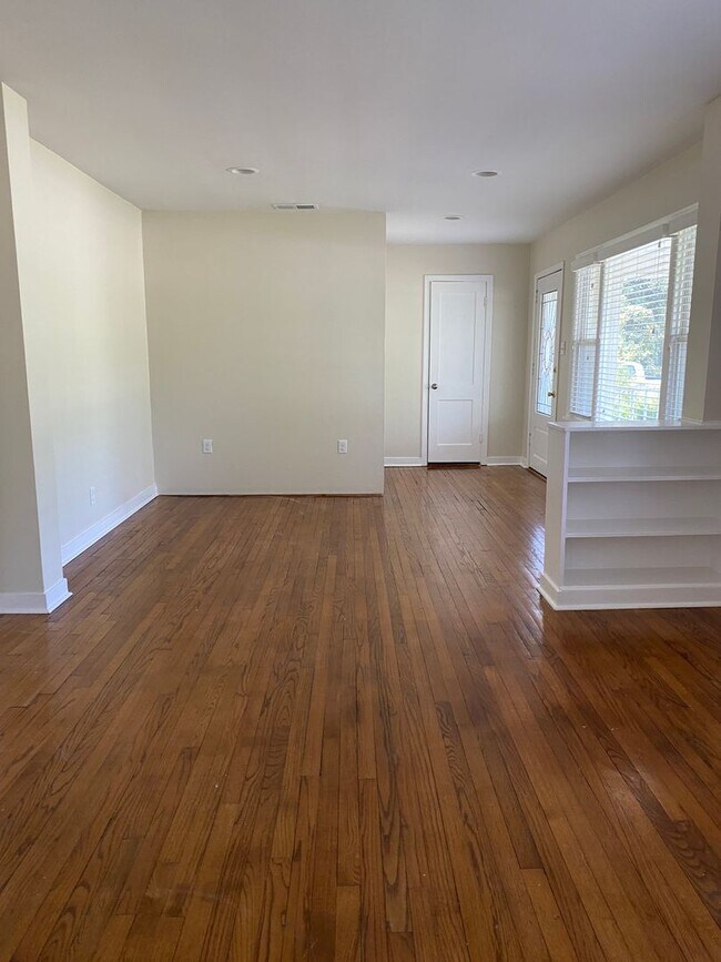 Building Photo - Come Home to Bayou View!!