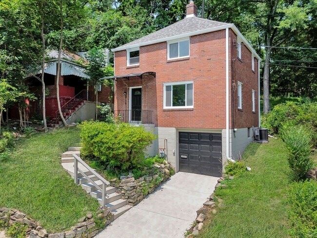 Building Photo - AVAILABLE NOW! RENOVATED 3-BEDROOM!