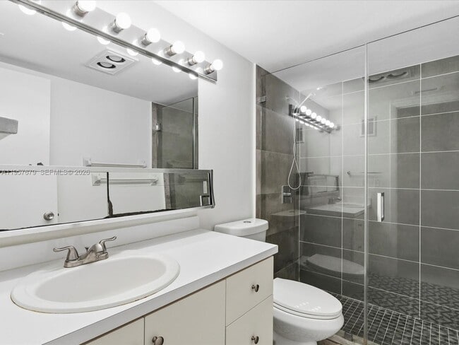 Building Photo - 5020 SW 40th Ave