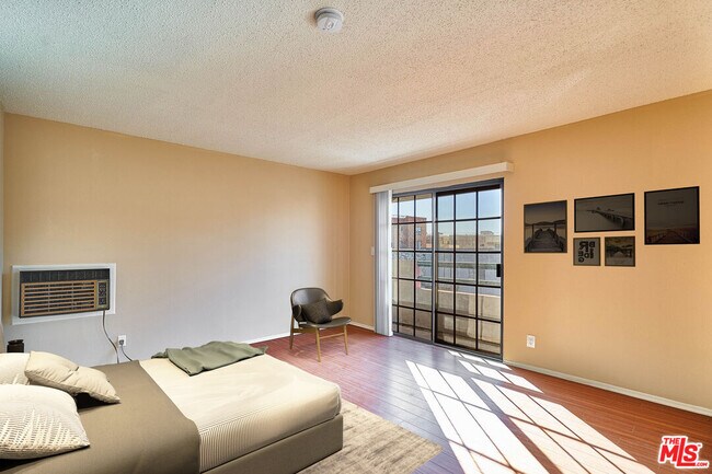 Building Photo - 820 S St Andrews Pl