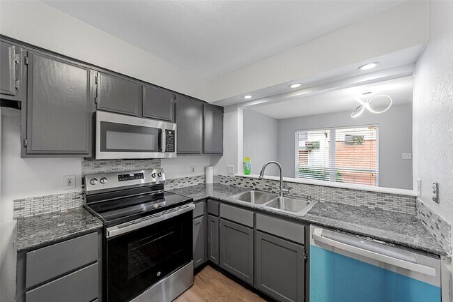 Building Photo - 6738 Eastridge Dr