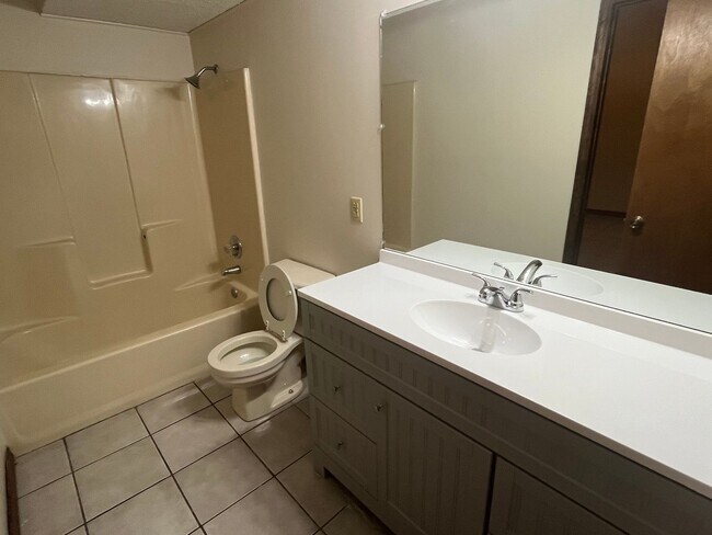 Building Photo - 404 Hunter Ridge Ln
