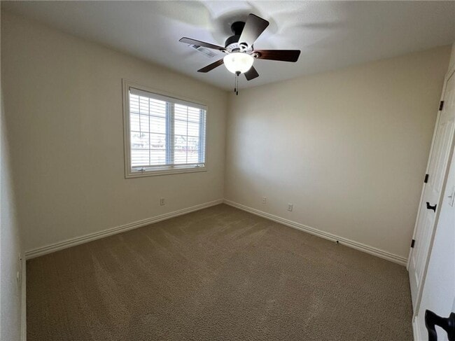 Building Photo - 1004 NE Carnahan Ct