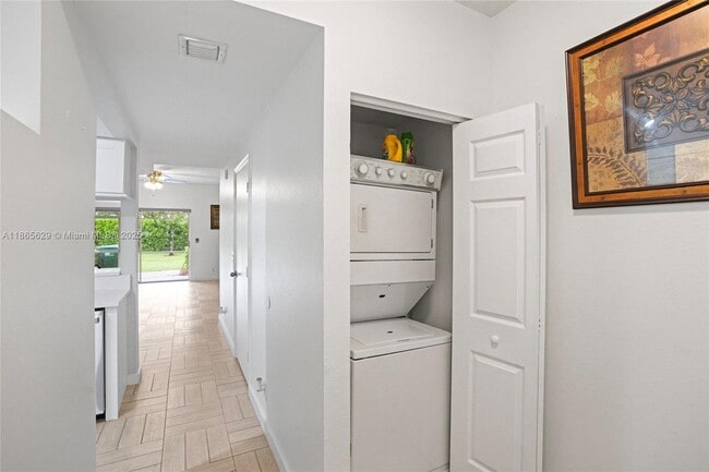 Building Photo - 8031 Sanibel Dr