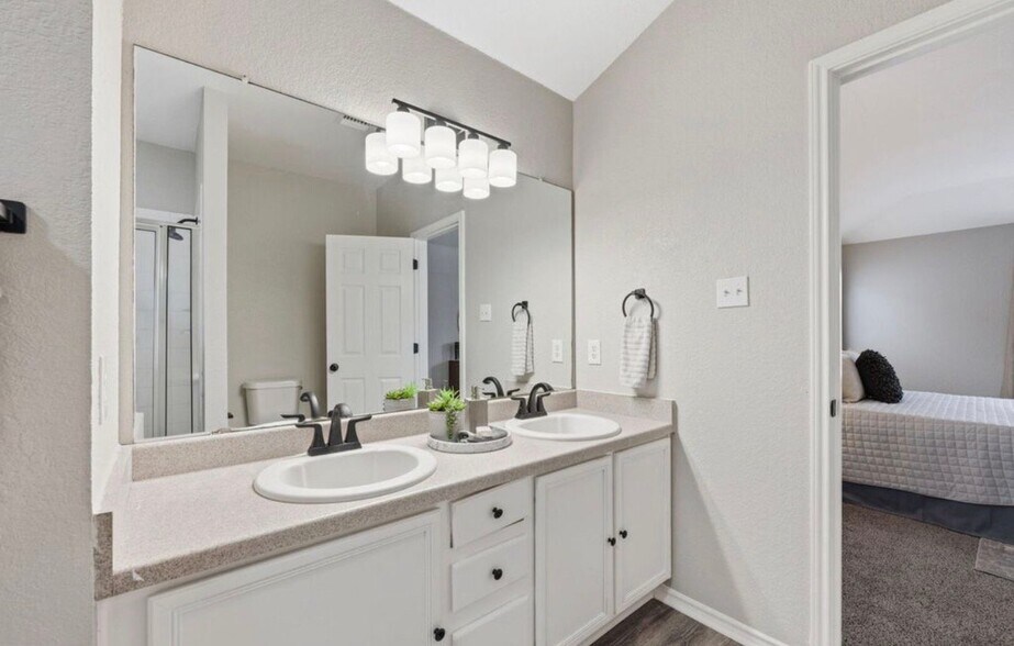 Building Photo - 10807 Indigo Creek