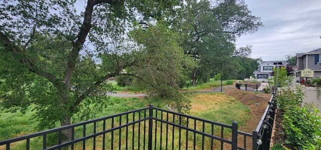 Building Photo - Newer Centrally Located Beauty!