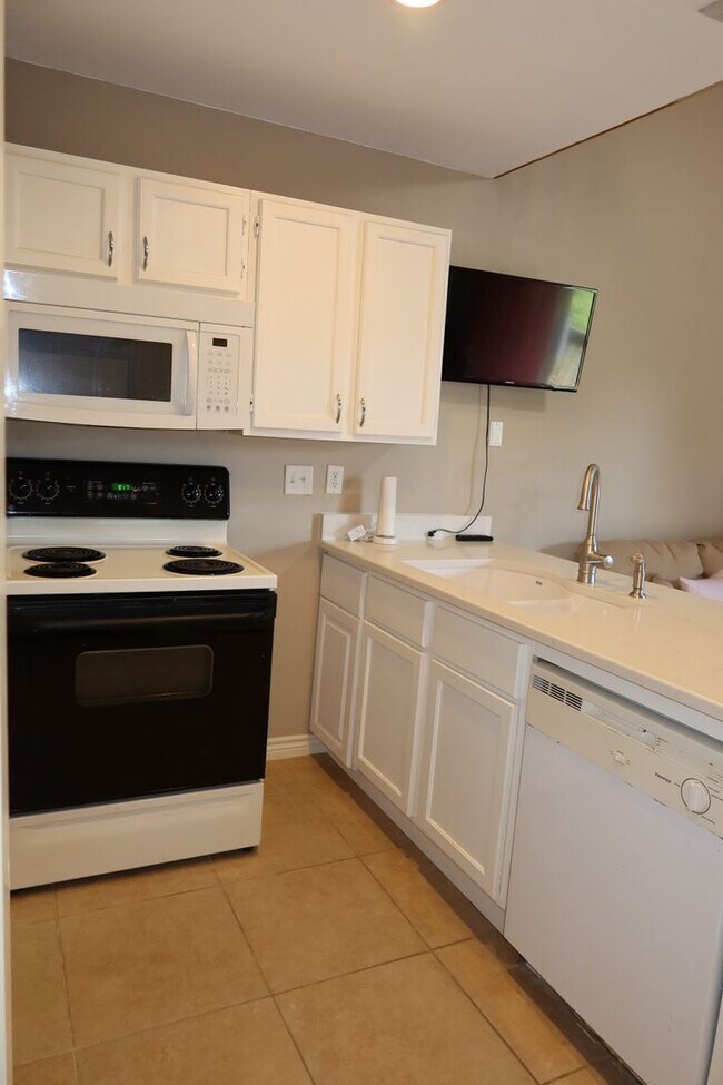 Building Photo - PEARL WEST CAMPUS - LOFTED 2BD / 1 BA - GATED - COVERED PARKING - WATER PAID