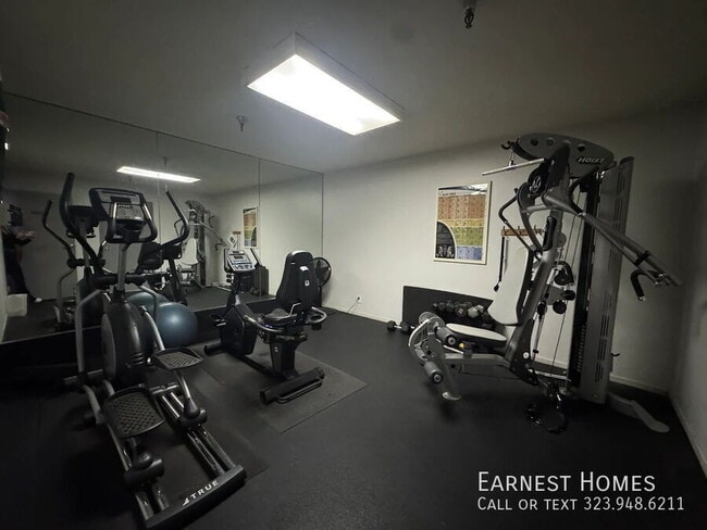 Building Photo - 8530 Holloway Dr