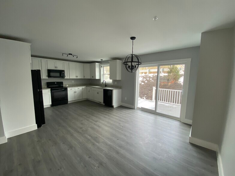 Building Photo - 32 Main St