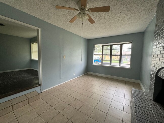 Building Photo - Remodeled 3 bedroom 2 bathroom house! - MO...