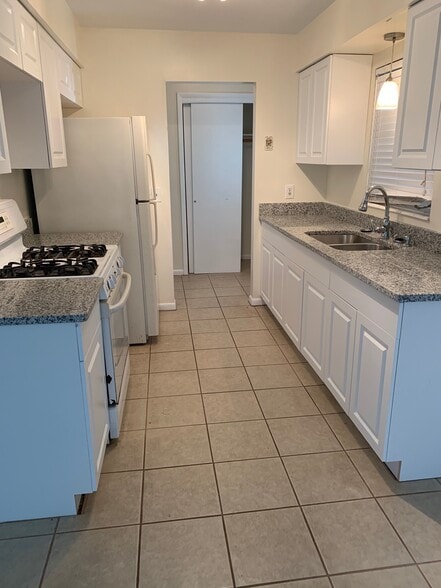 Kitchen - 1106 Madrid Rd