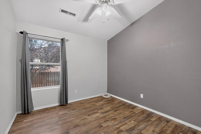 Building Photo - 204 10th Ave SW