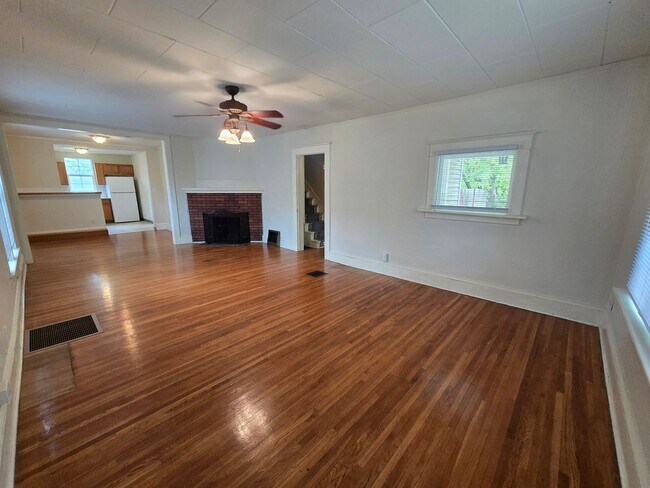 Building Photo - South Hill Home!! Available Now!