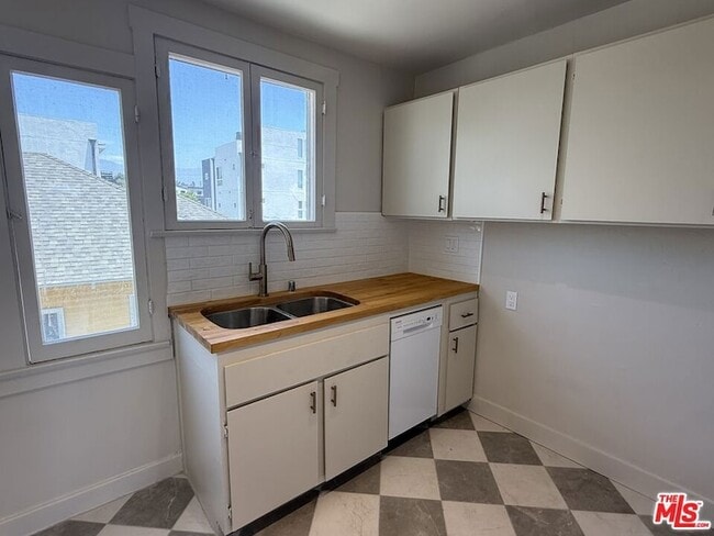 Building Photo - 130 S Ave 63