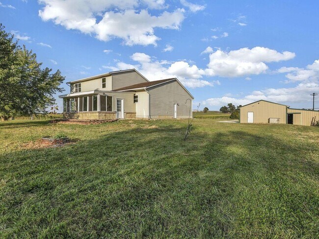 Building Photo - Your country retreat awaits!