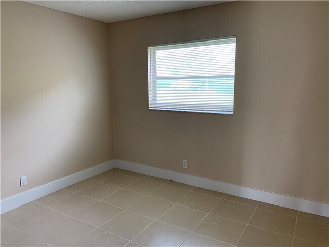 Building Photo - 5180 NE 6th Ave