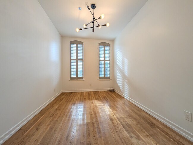 Building Photo - 128 Bright St