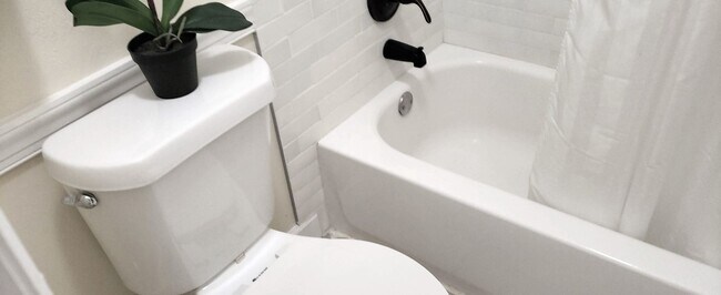 Building Photo - Beautiful  Furnished 1/1 condo x Rent  in Winter Park Next to Full Sail University !