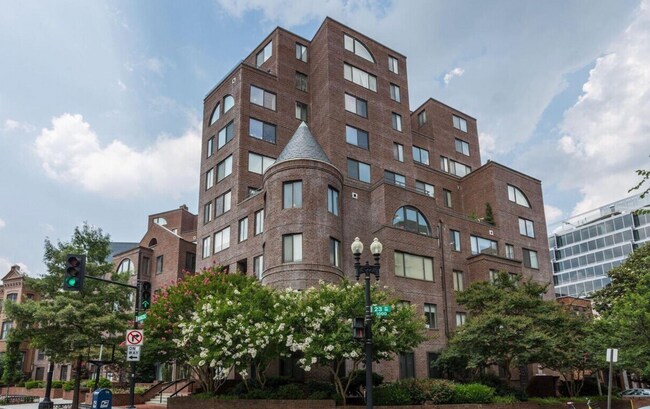 Primary Photo - 3 Washington Cir NW