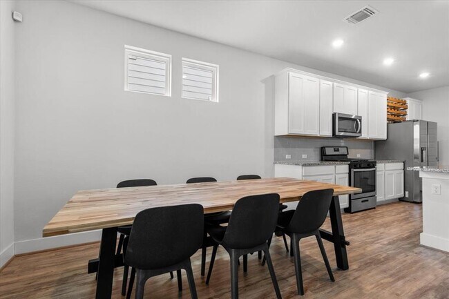 Building Photo - 7106 Silver Star Ln