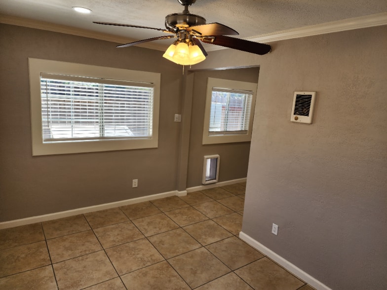 Building Photo - 721 S Pine St