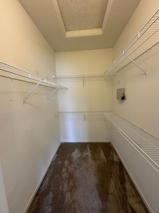 Building Photo - Spacious Tulare Home Available Now!