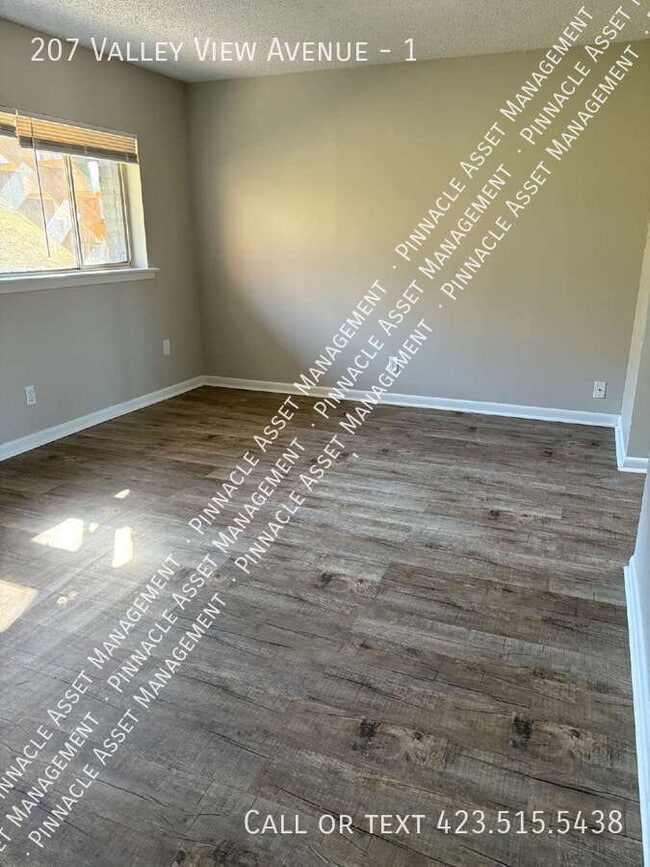 Building Photo - 207 Valley View Ave
