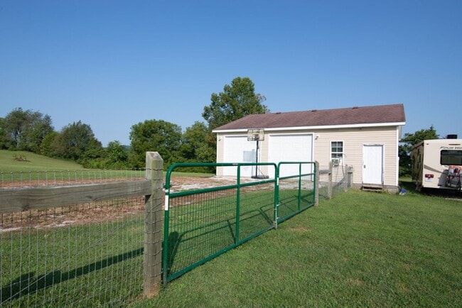 Building Photo - 650 Farmington Dr
