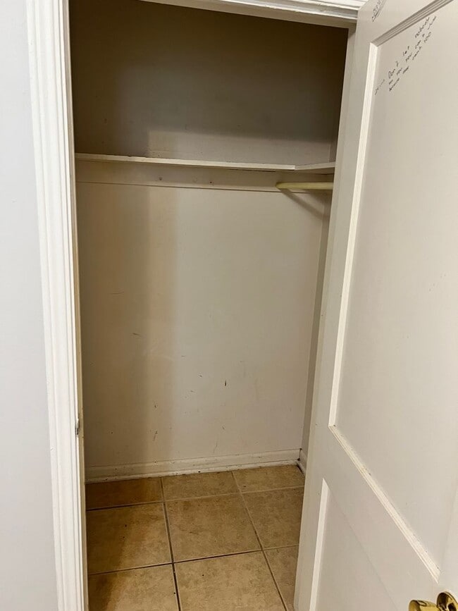 Building Photo - 2 BEDROOM 1 BATH SINGLE FAMILY HOME WITH A SEPARATE DEN (POSSIBLE 3RD BEDROOM)