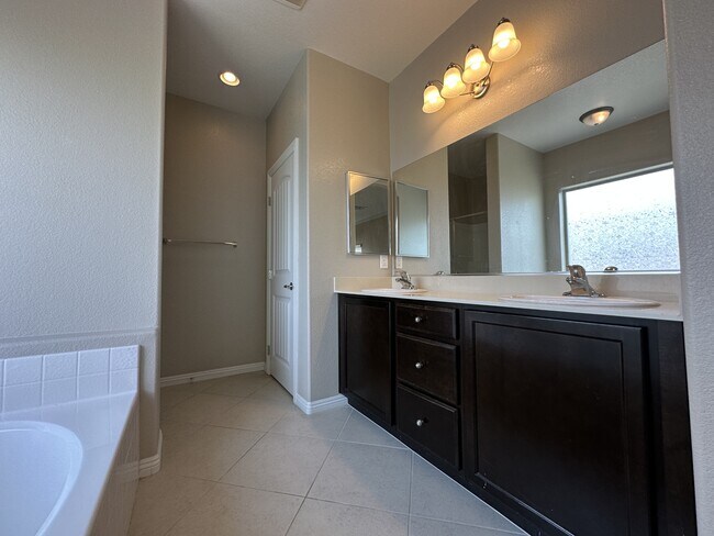 Building Photo - 9417 Sand Tiger Ave