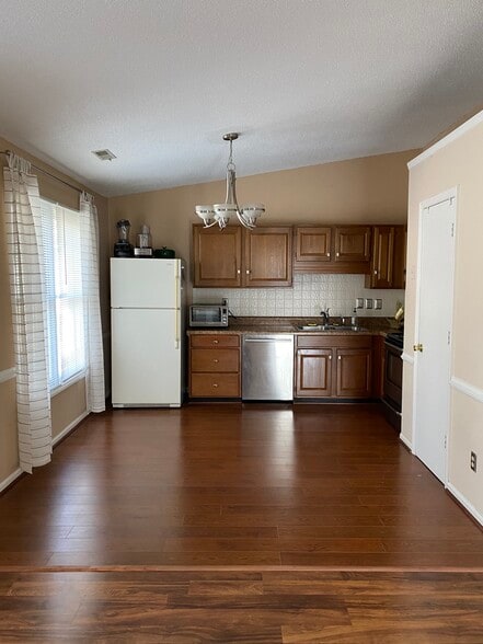Kitchen with pantry - 121 Westview Dr